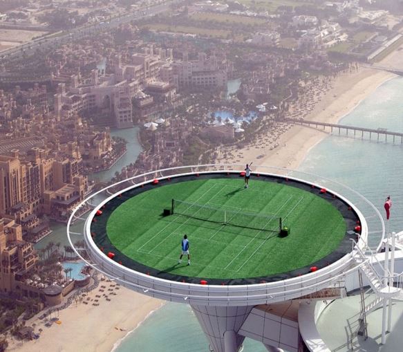 Теннисный корт на вертолетной площадке Burj Al Arab